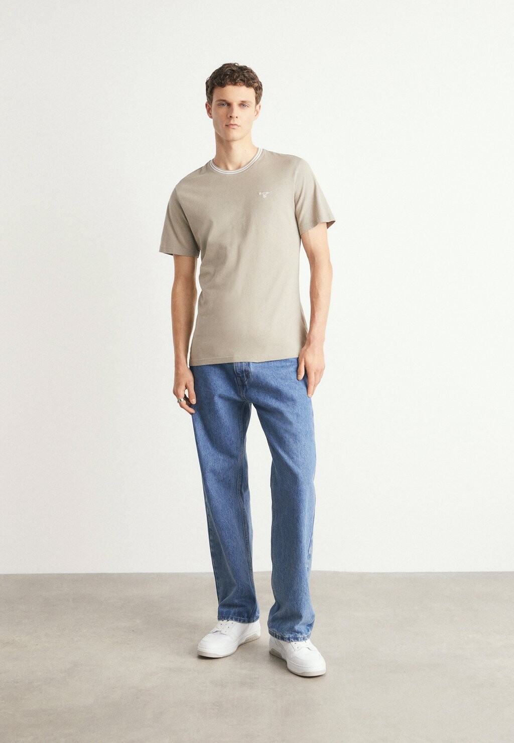 

Базовая футболка Austwick Barbour, бетон