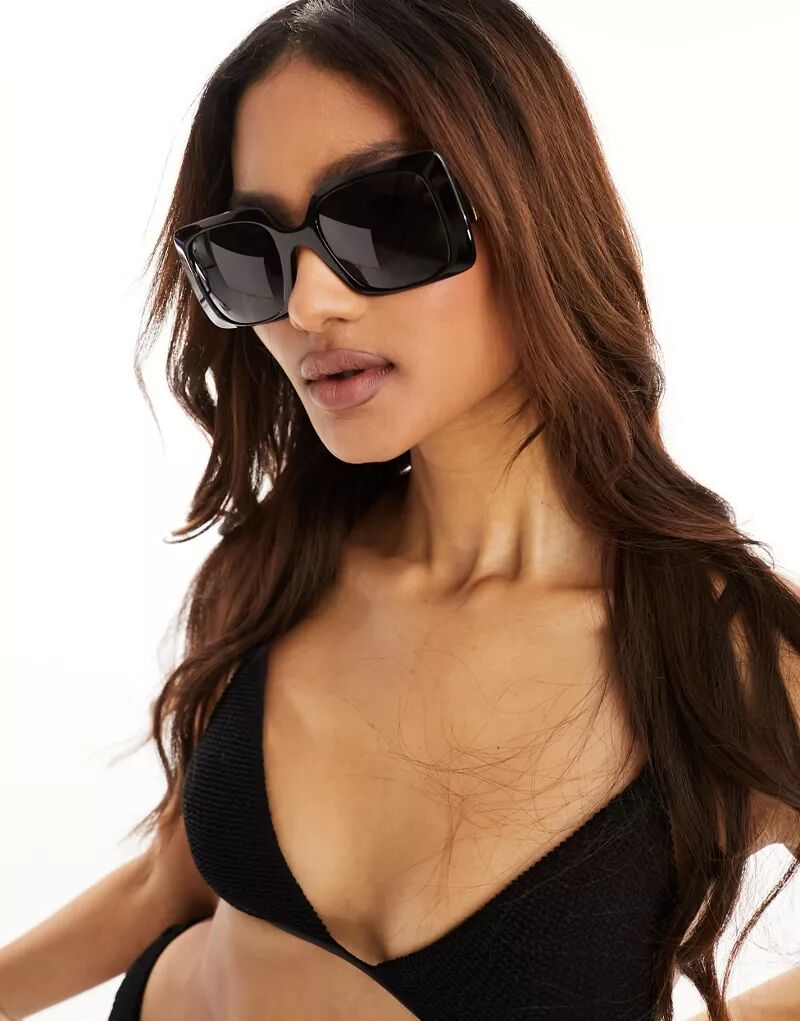 Черные квадратные солнцезащитные очки в широкой оправе Versace
