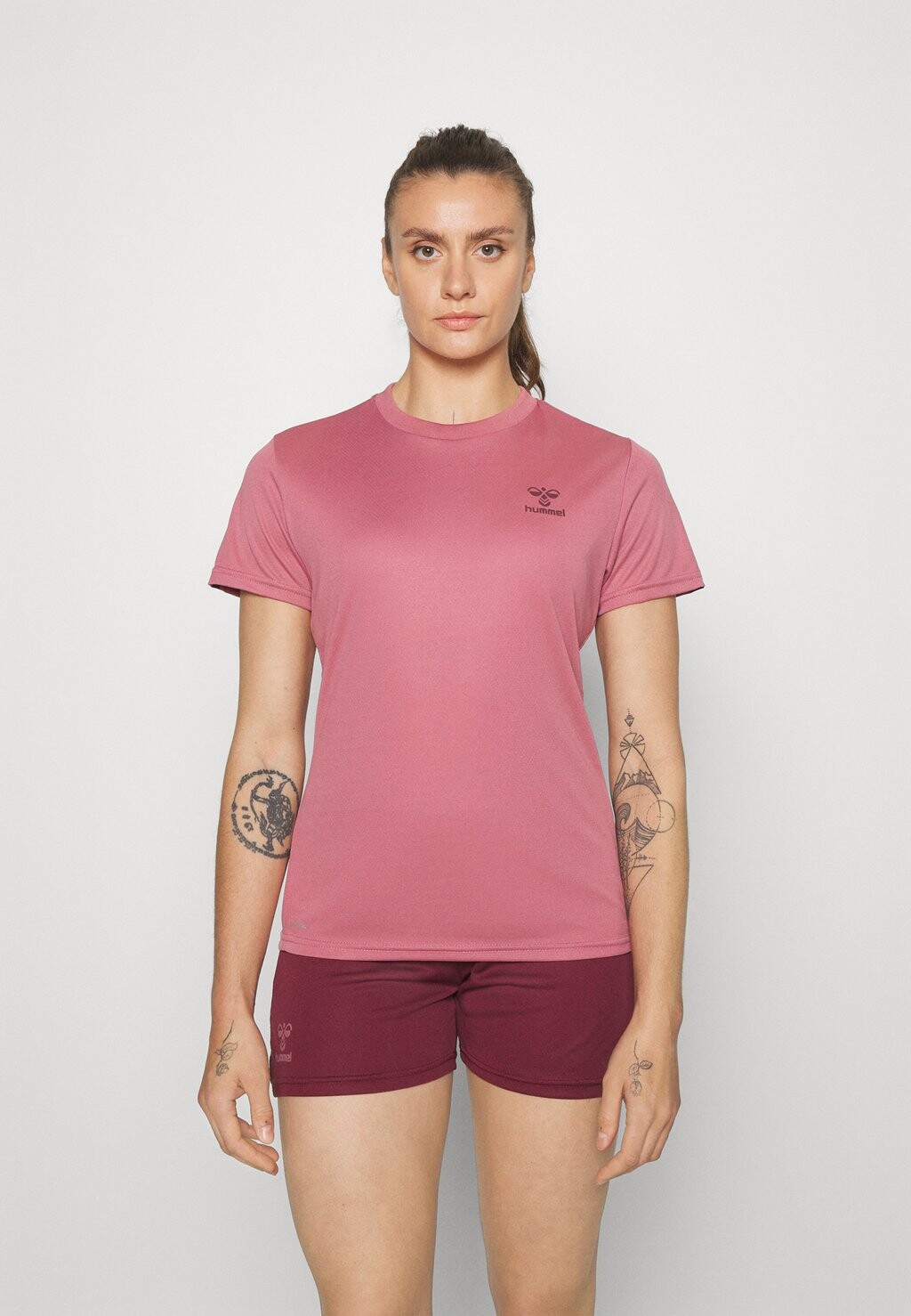 

Спортивная футболка Hummel