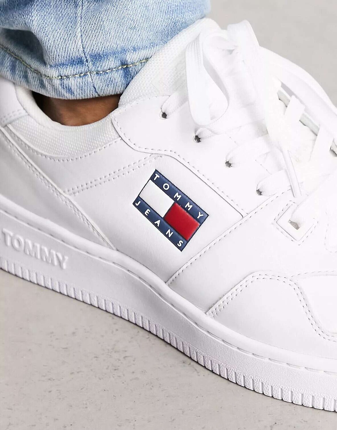 

Белые кроссовки в стиле ретро с флагом Tommy Jeans