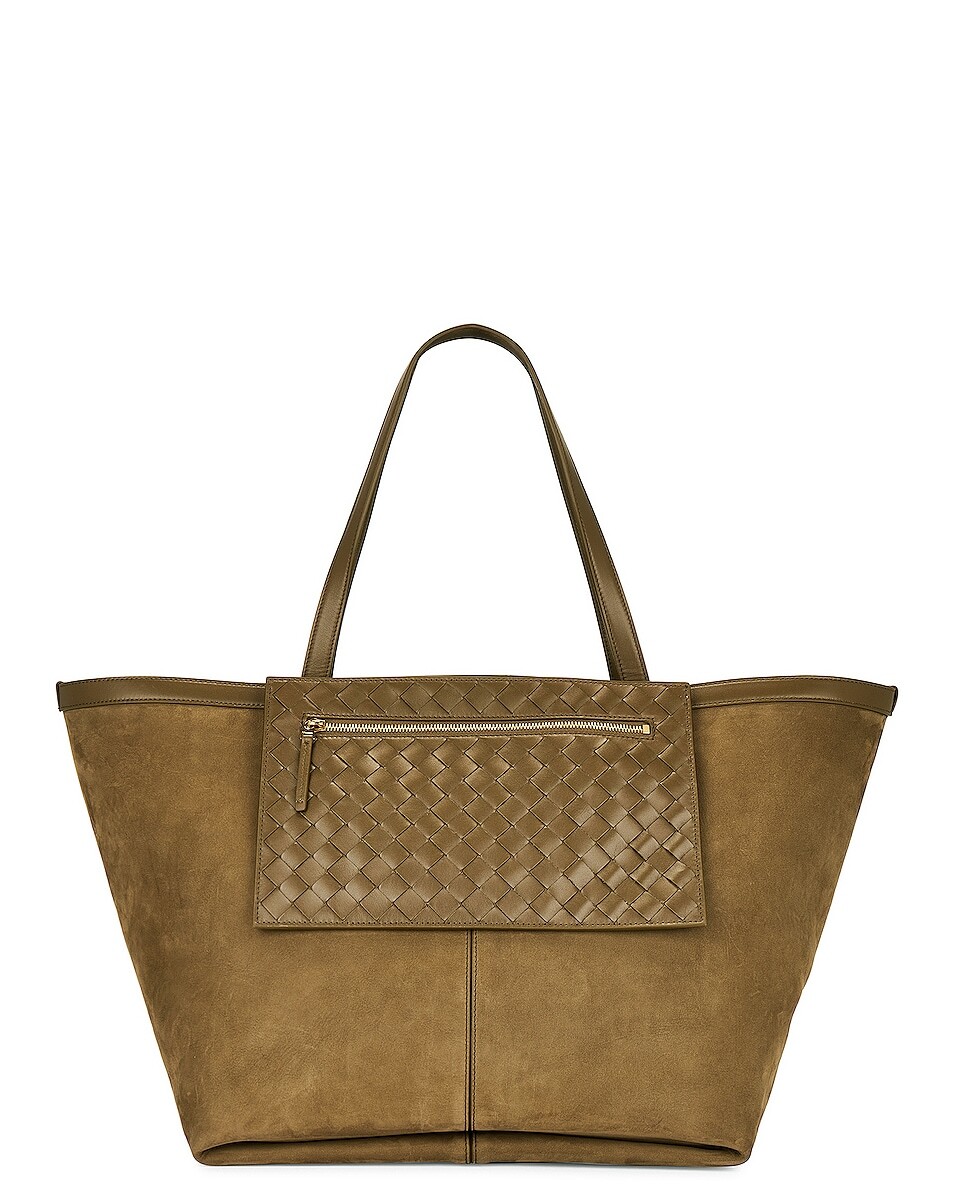 

Сумка-тоут Bottega Veneta Large Flip Flap, цвет Mud & Muse Brass