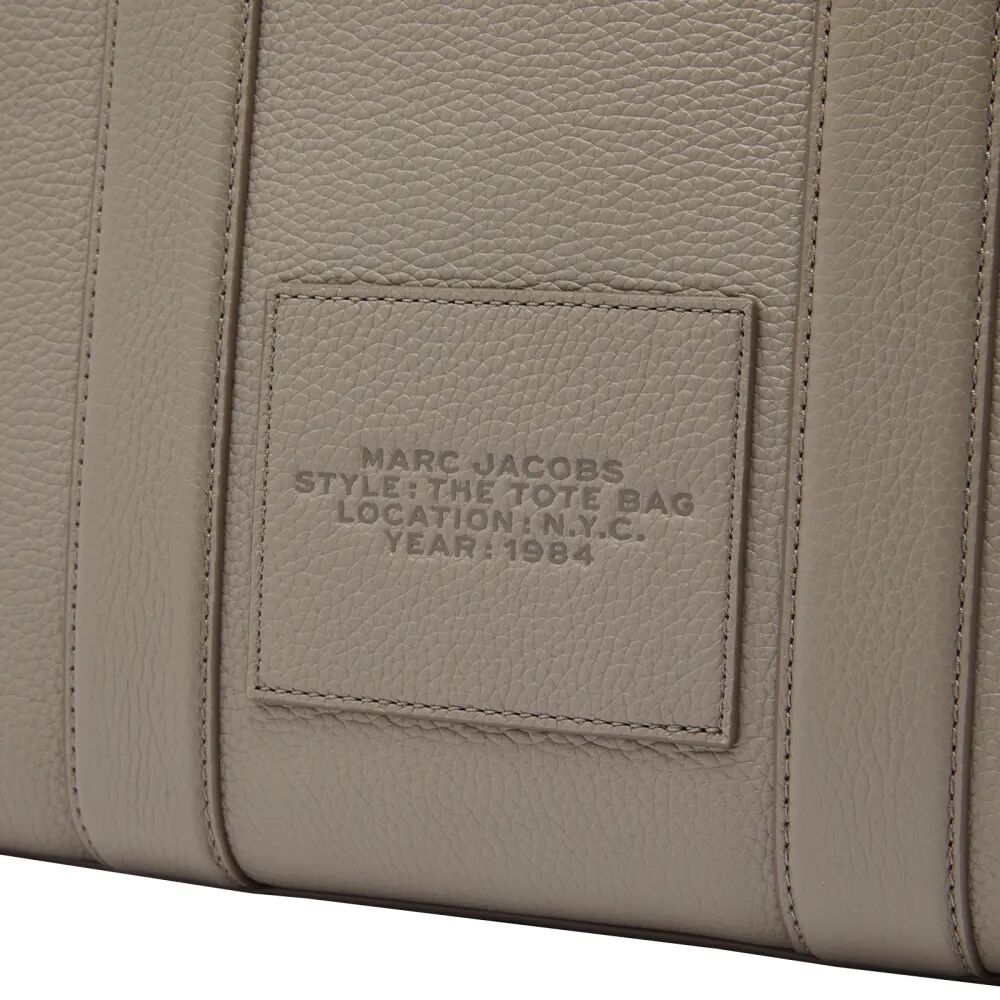 цена Marc Jacobs Средняя сумка-тоут, серый
