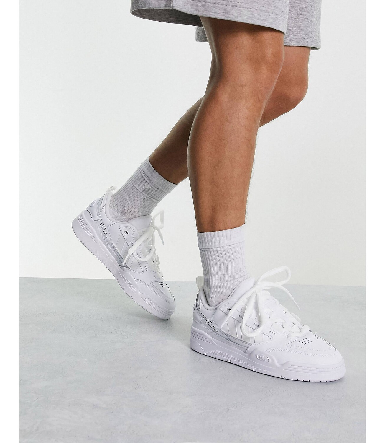 

Белые кроссовки adidas Originals ADI2000