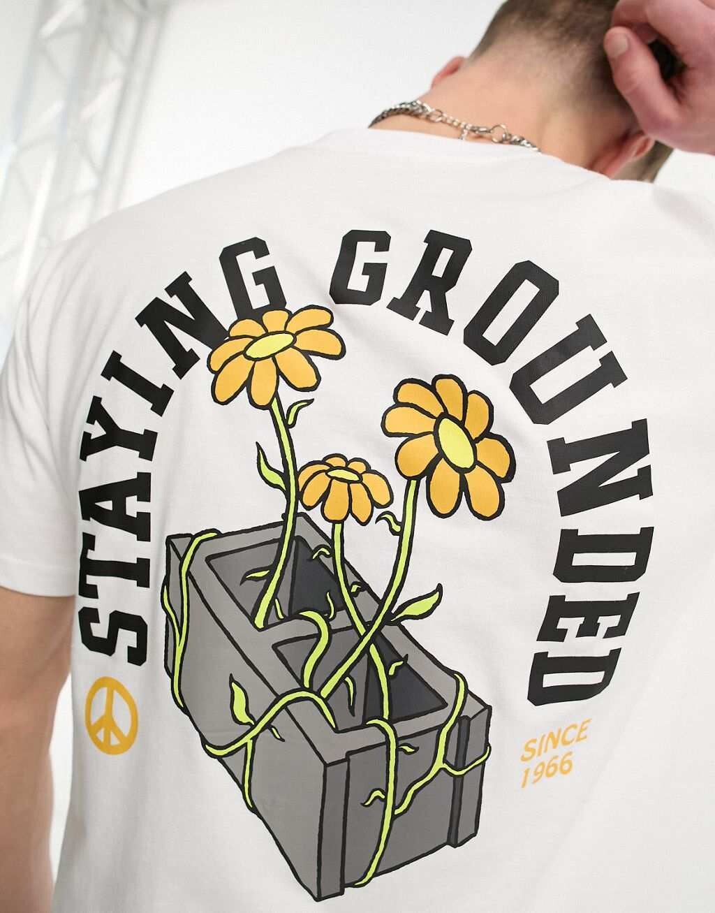 

Белая футболка с принтом на спине Vans Stay Grounded