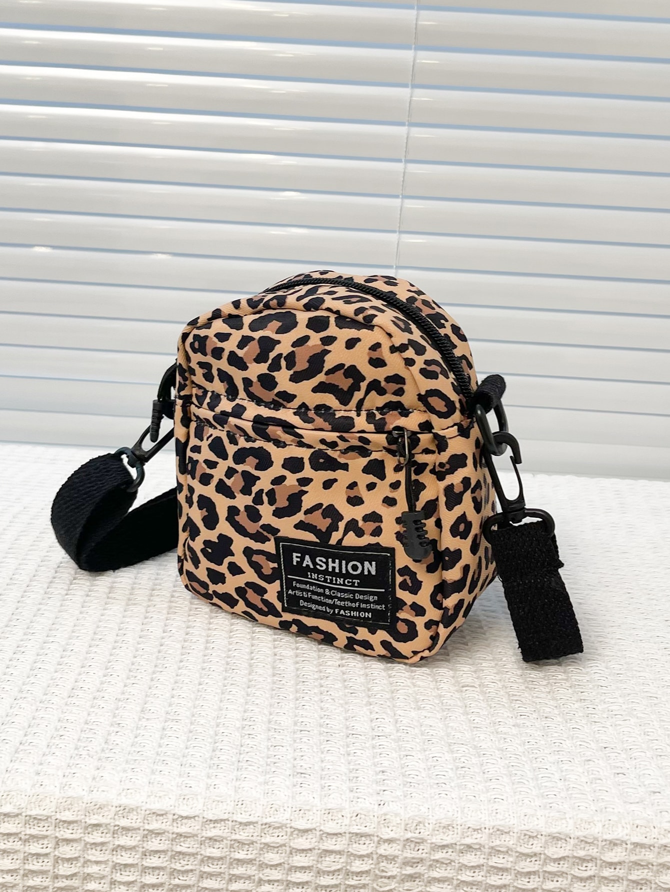 Миниатюрная сумка через плечо с леопардовой нашивкой и надписью, многоцветный