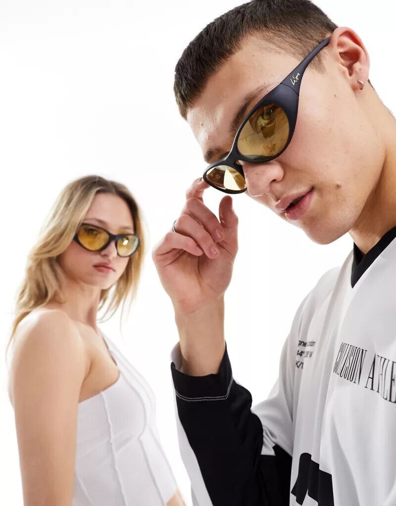 

Матово-черные солнцезащитные очки Le Specs с желто-черными фотохромными линзами