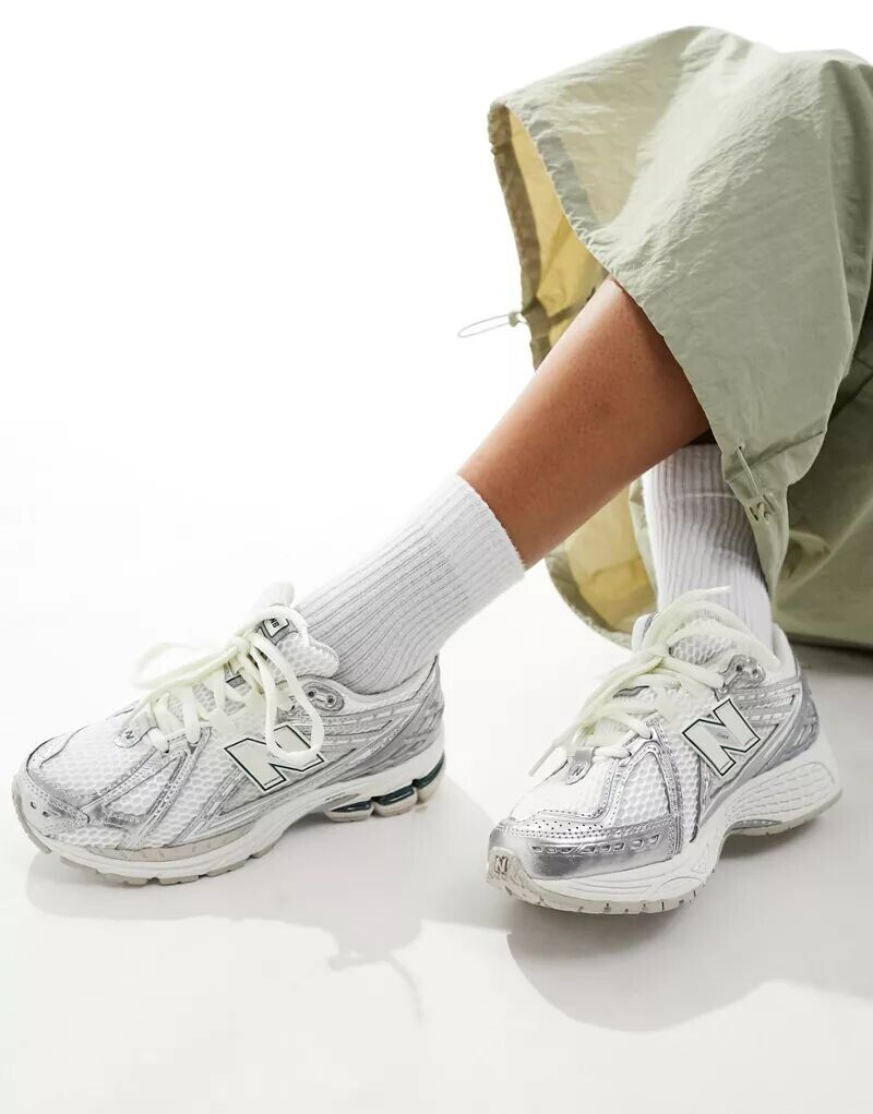 

Кроссовки New Balance 1906 серебристого цвета с эффектом металлик