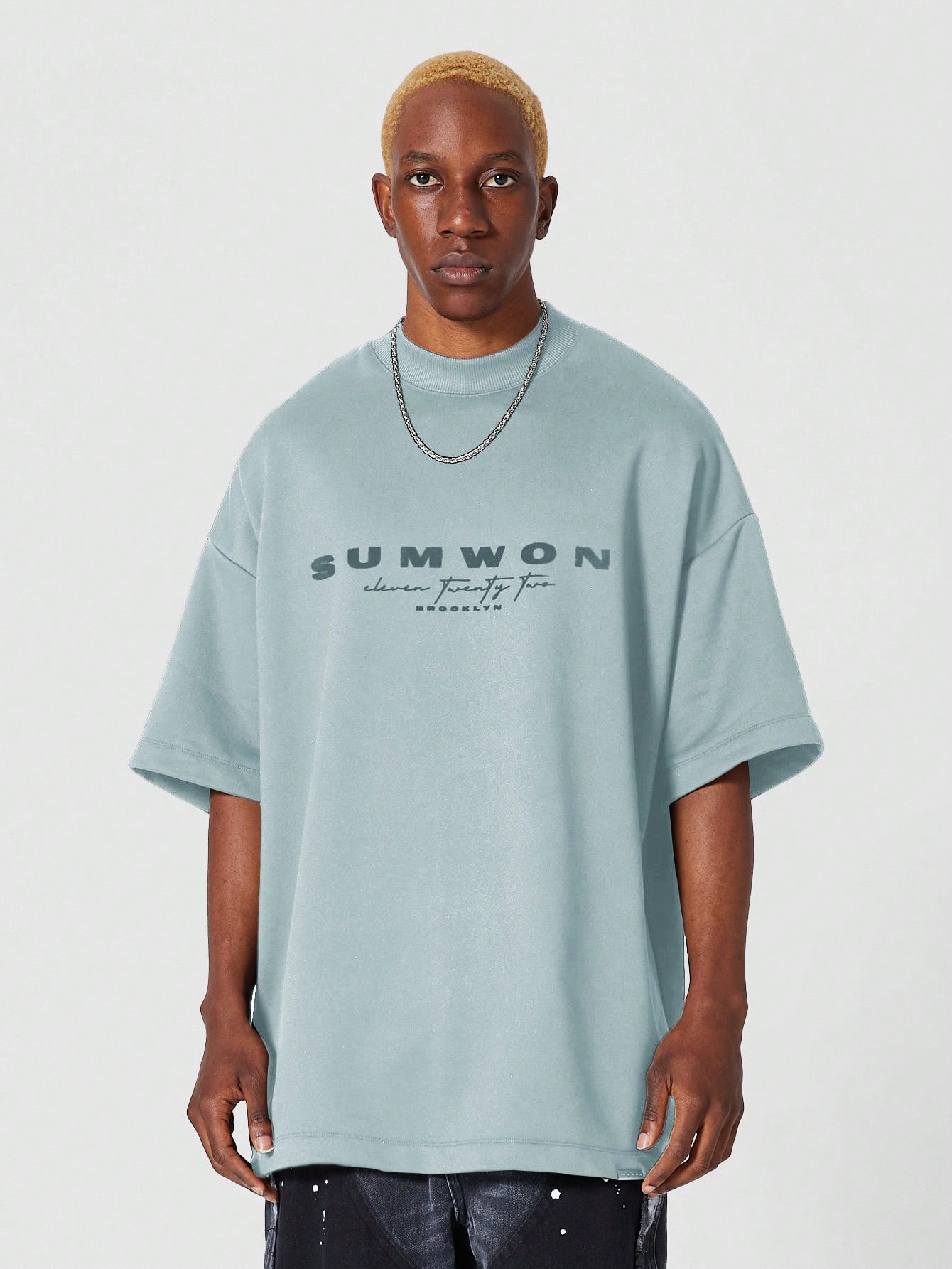 SUMWON Тяжелая футболка оверсайз с воротником-стойкой и принтом из флока спереди, пыльный синий