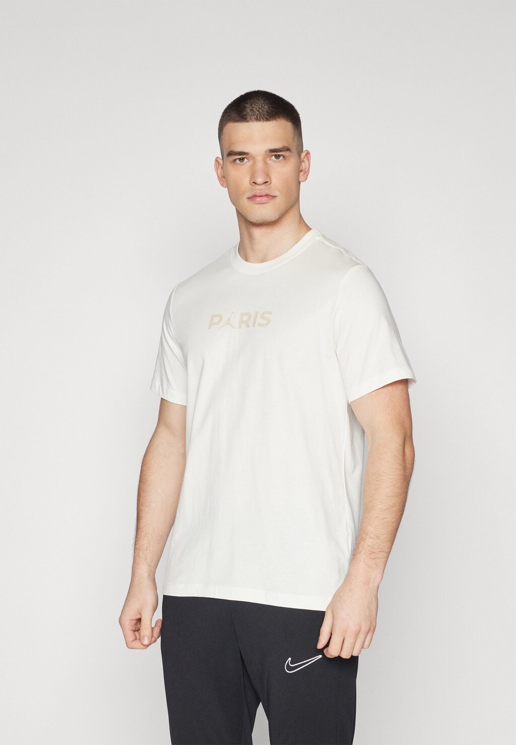 

Футболка базовая PARIS ST GERMAIN LOGO TEE Nike, цвет sail/sanddrift