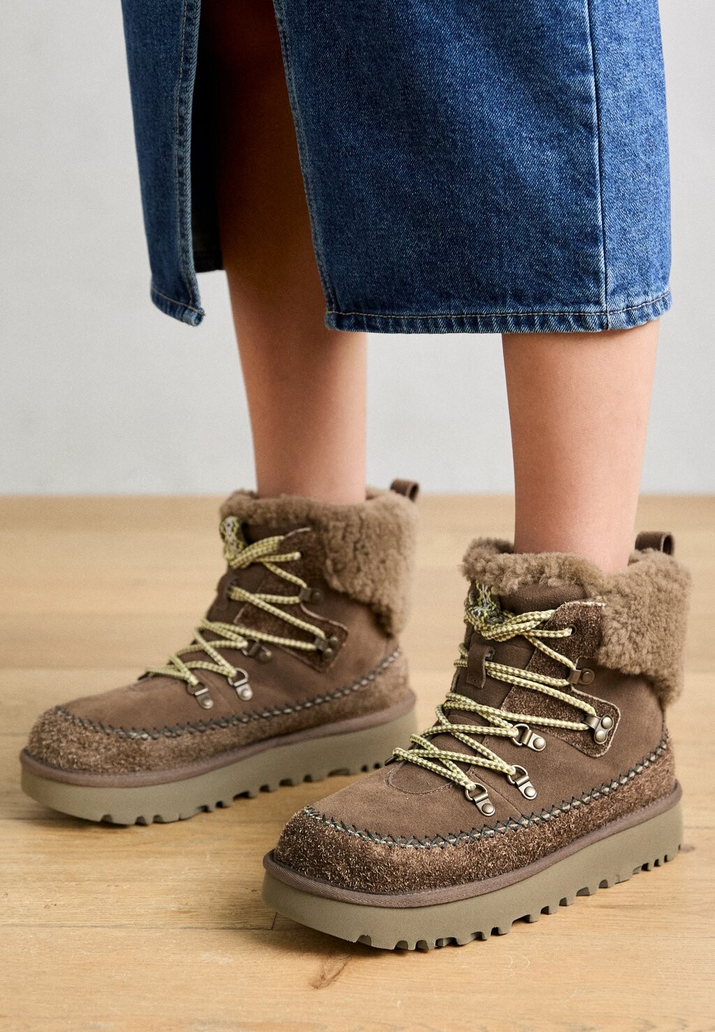 

Зимние сапоги CLASSIC ALPINE LACE-UP UGG, светло-коричневый