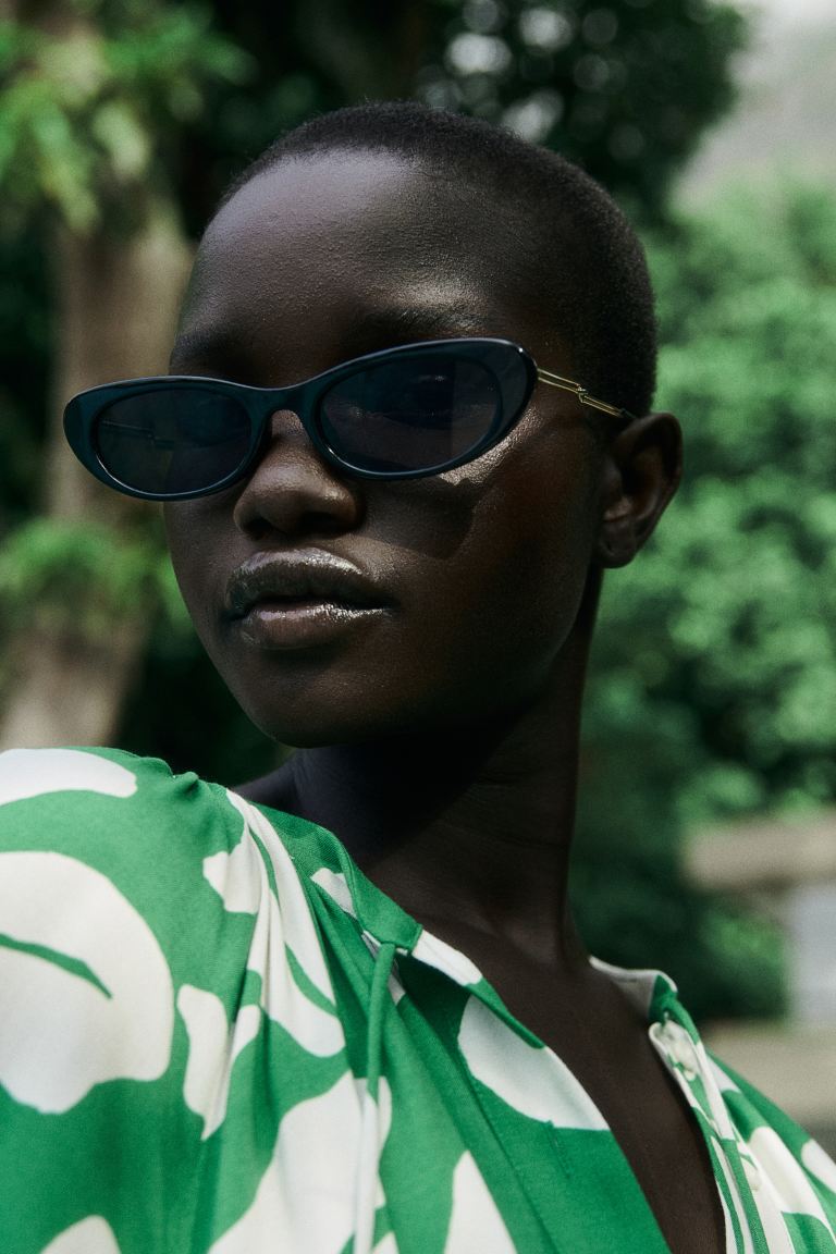 цена Узкие солнцезащитные очки «кошачий глаз» H&M, черный