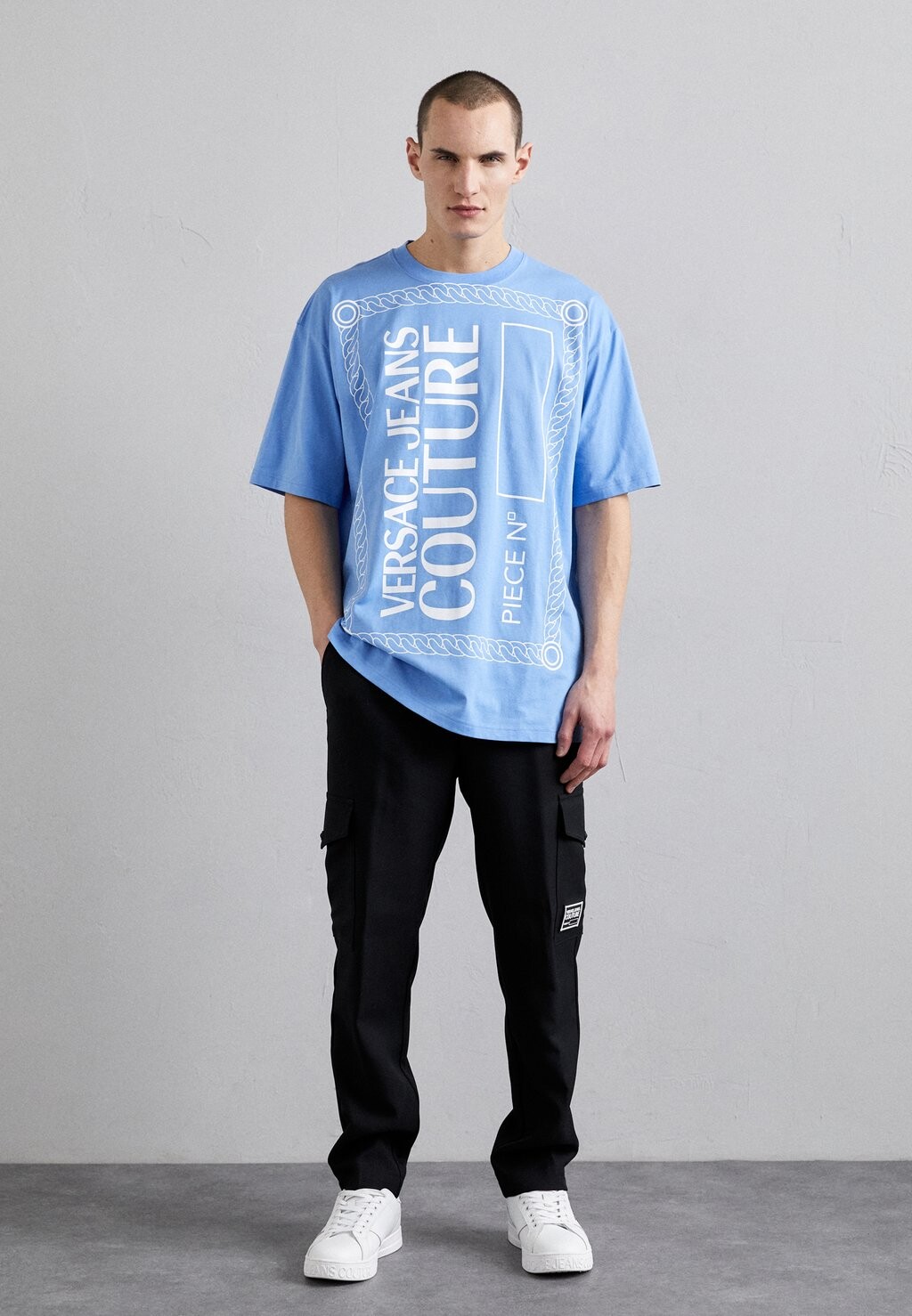 

Футболка с принтом Piece Over Versace Jeans Couture, цвет bonnie light blue
