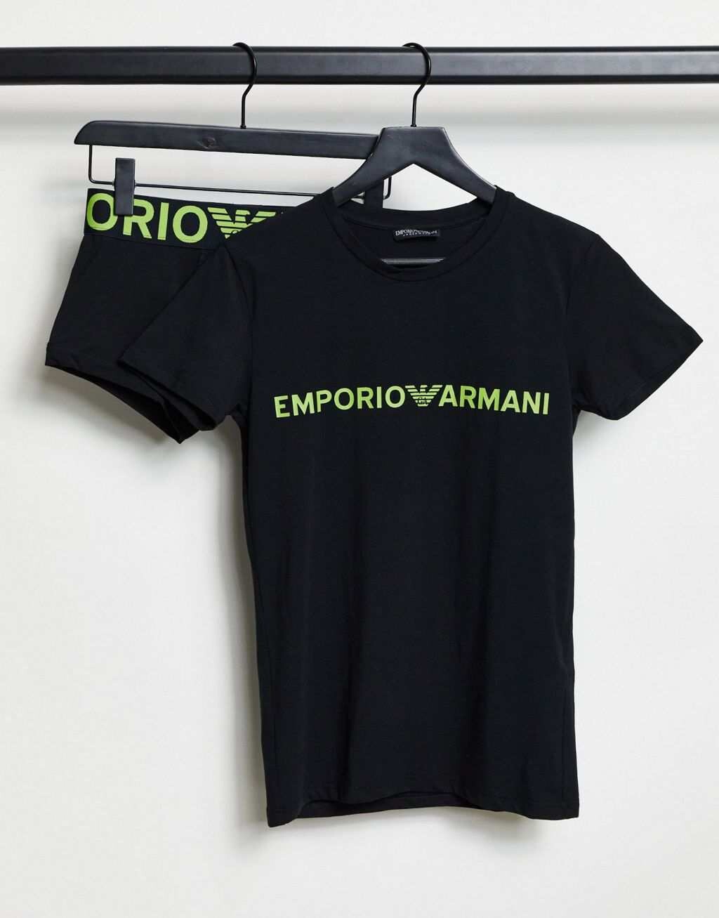 

Зеленый комплект из футболки и чемодана Emporio Armani Bodywear