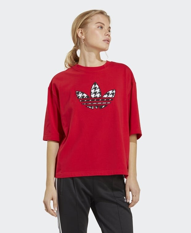 

Футболка adidas, красный