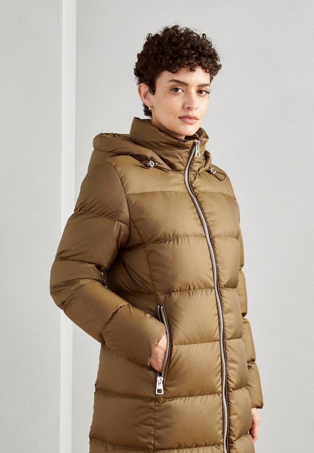 

Пуховик Feminine Coat Fixed Hood Stand Up Collar Zipper Pockets Marc O'Polo, цвет forest floor