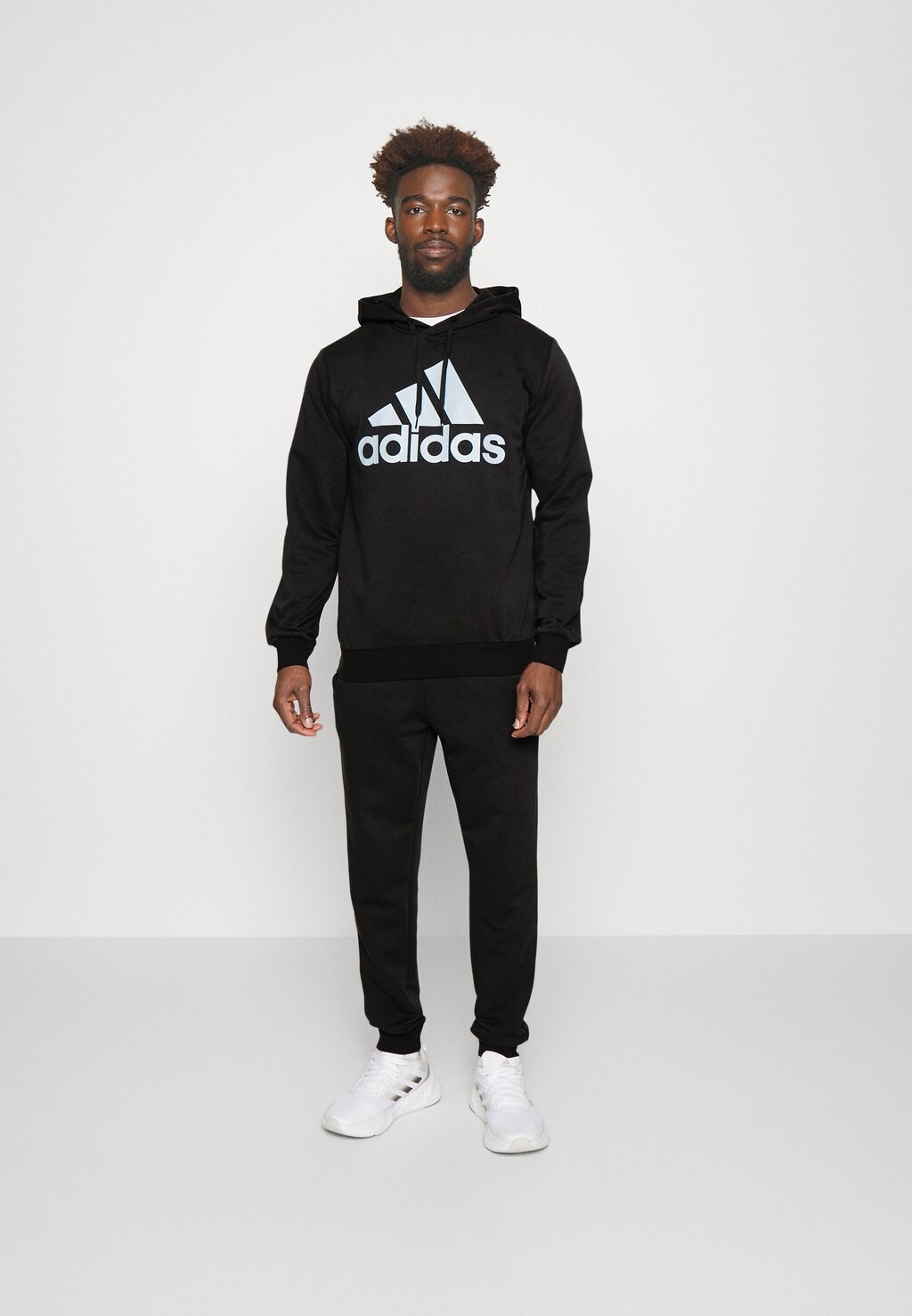 

Спортивный костюм Adidas