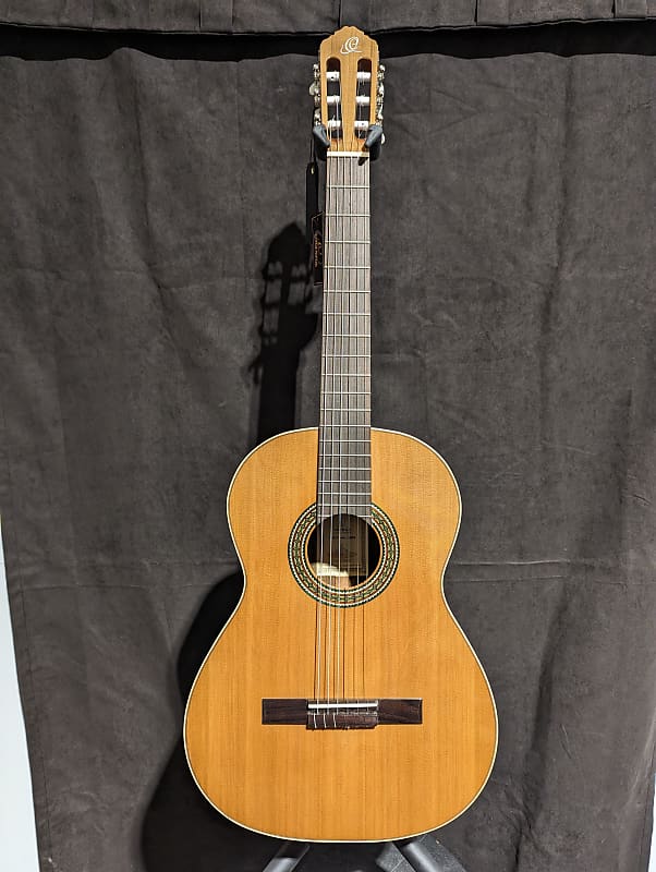 

Акустическая гитара Ortega R220 Traditional Cedar/Mongoy Nylon 6-String Guitar w/ Deluxe Gig Bag