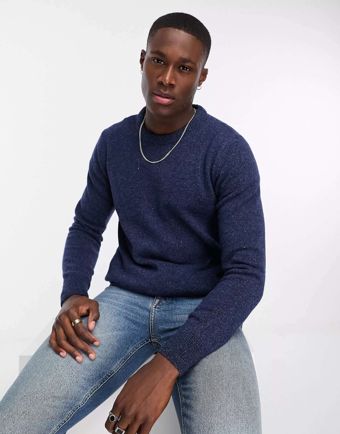 

Синий джемпер с круглым вырезом Barbour Essential Tisbury