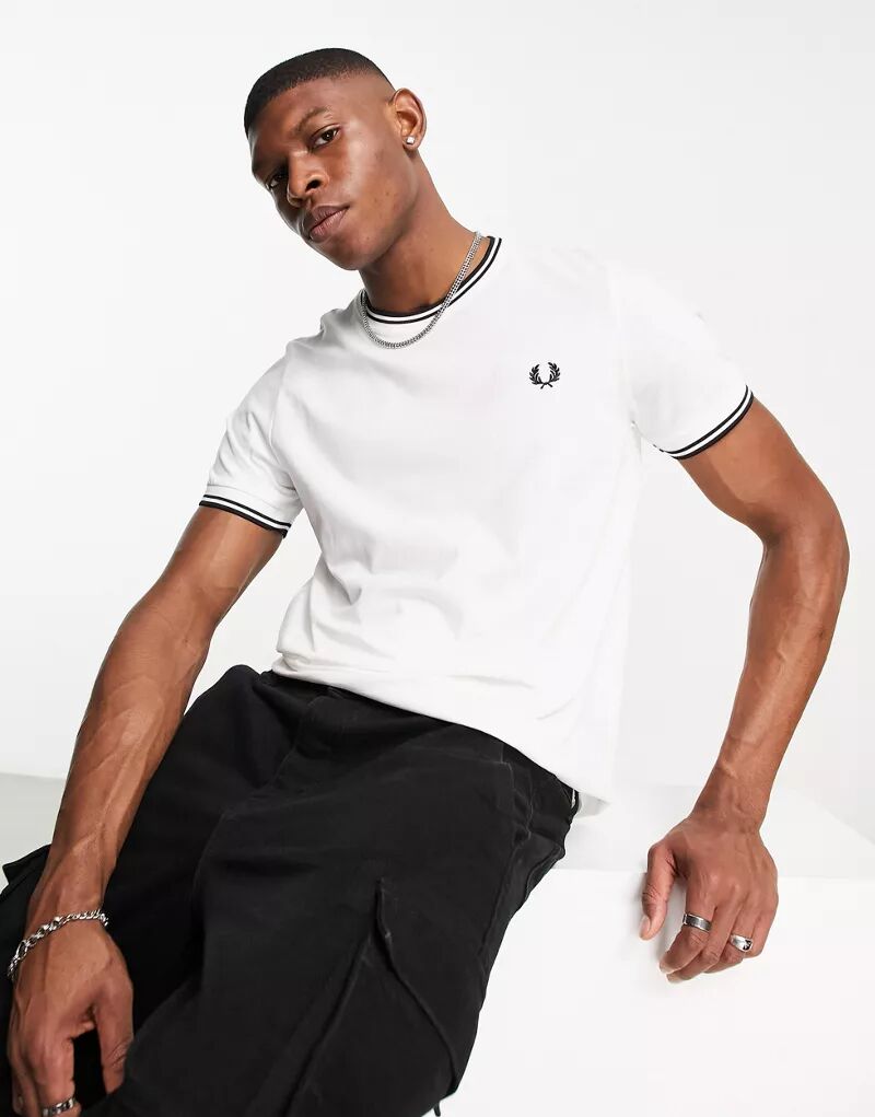 

Белая футболка с двойными полосками Fred Perry