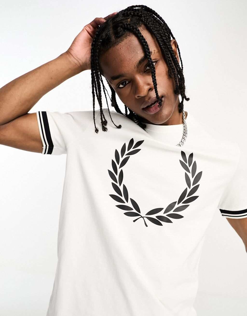 

Белоснежная футболка с принтом лаврового венка Fred Perry