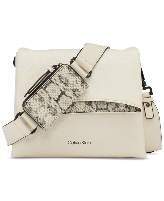цена Хромированная сумка через плечо с регулируемым клапаном и сумкой на молнии Calvin Klein, белый