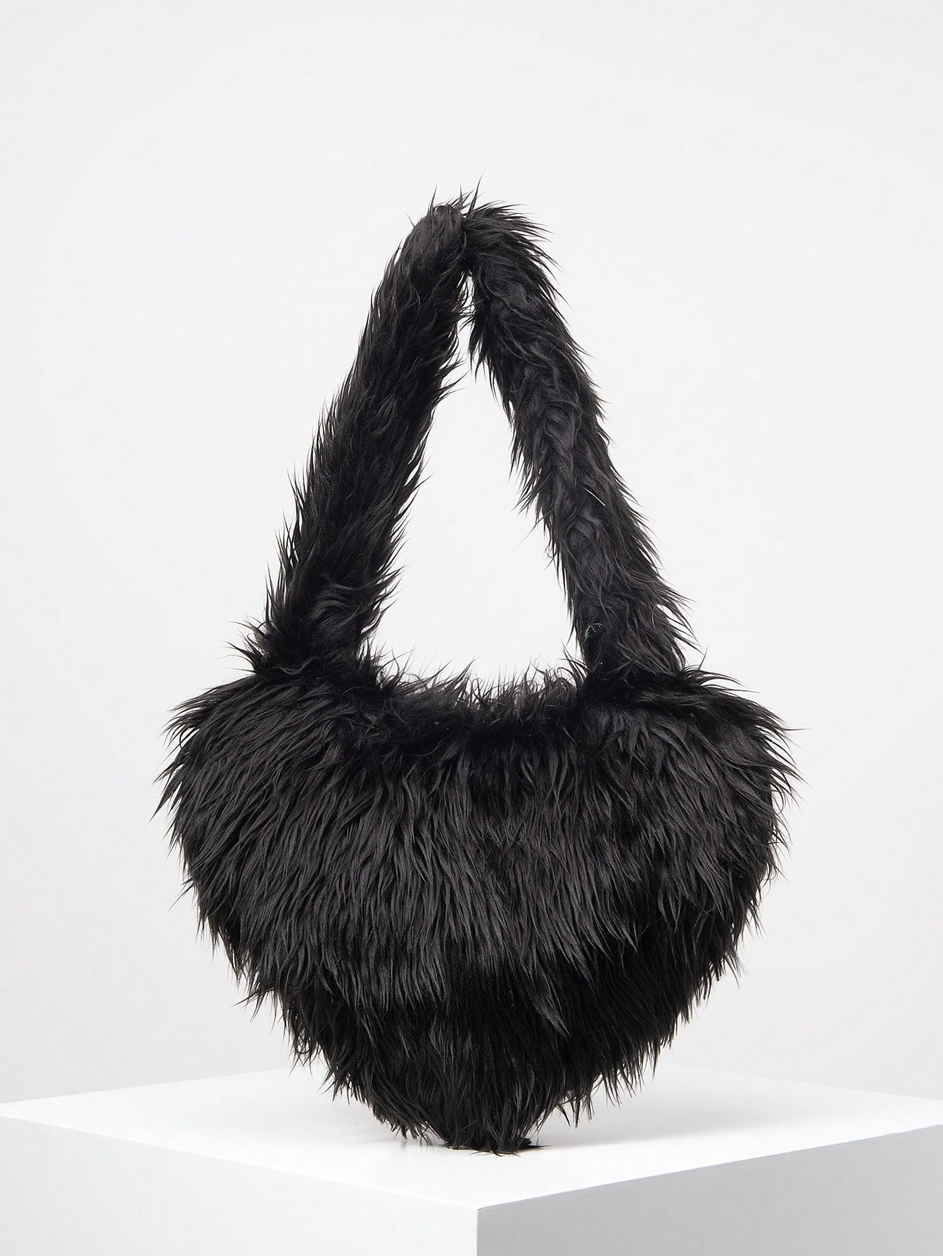Меховая сумка через плечо необычного дизайна в форме сердца, черный