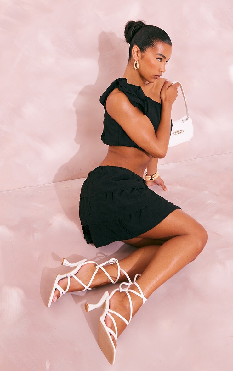 

PrettyLittleThing Белые босоножки из искусственной кожи с квадратным носком и изогнутым каблуком на шнуровке и ремешками