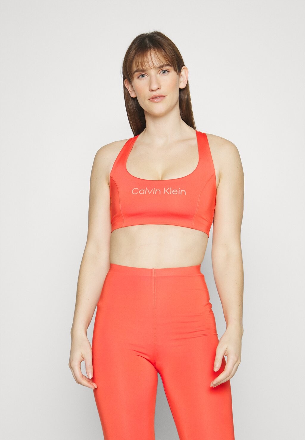 

Спортивный бюстгальтер со средней поддержкой Calvin Klein Performance