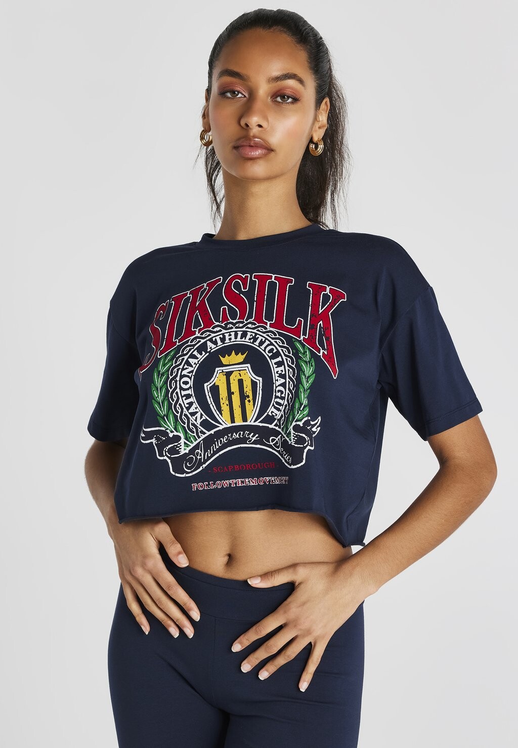 

Футболка с принтом Cropped Varsity Print SIKSILK, цвет anthracite