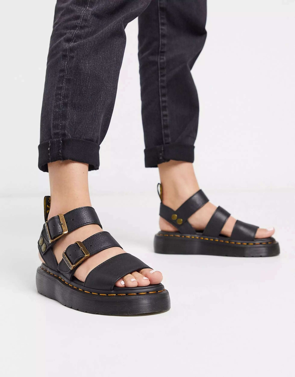 

Черные кожаные массивные сандалии Dr Martens Gryphon Quad с золотой фурнитурой