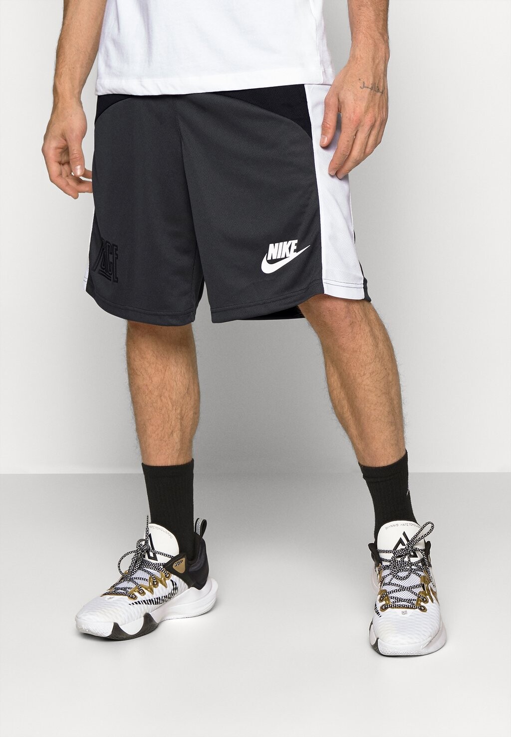 

Спортивные шорты Nike