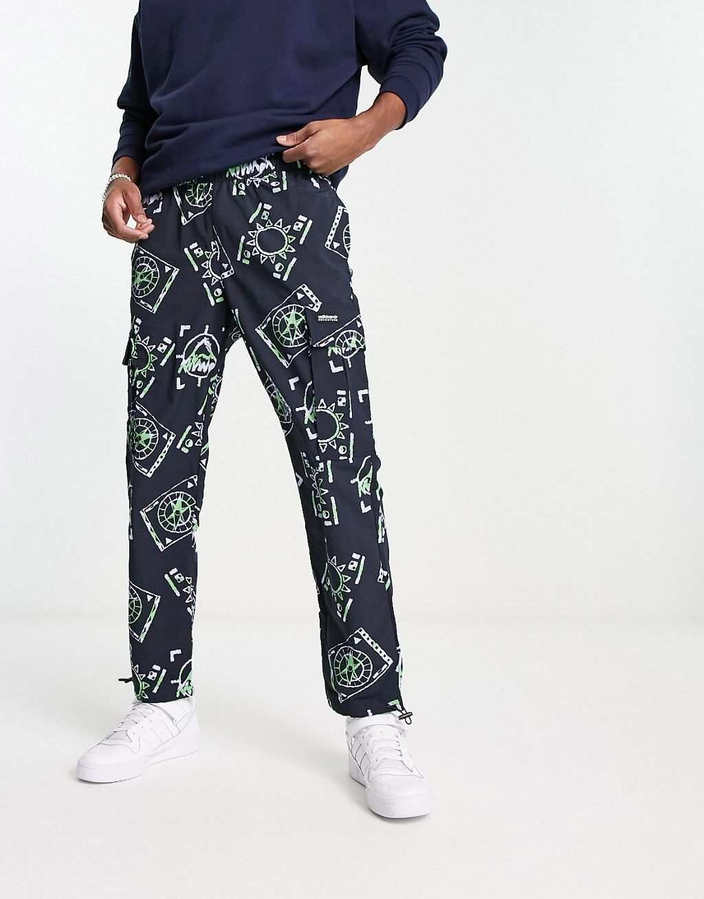 

Черные брюки-карго adidas Originals Adventure AOP