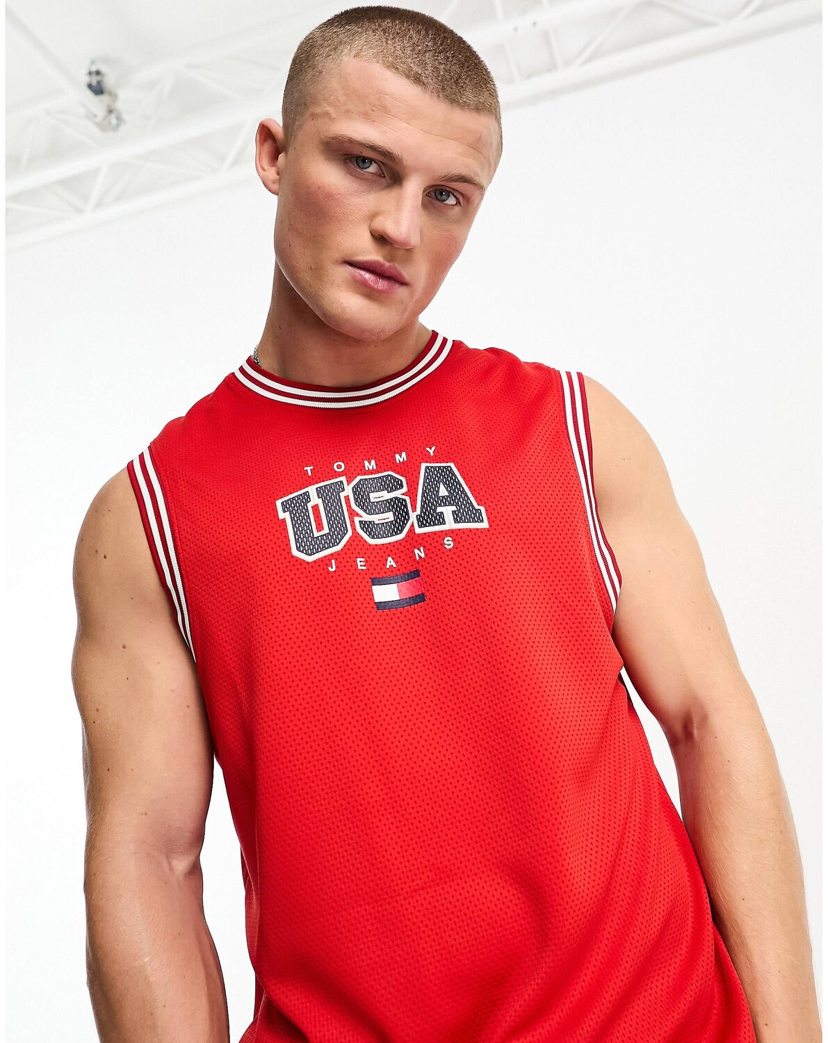 

Красная майка с логотипом Tommy Jeans в центре США