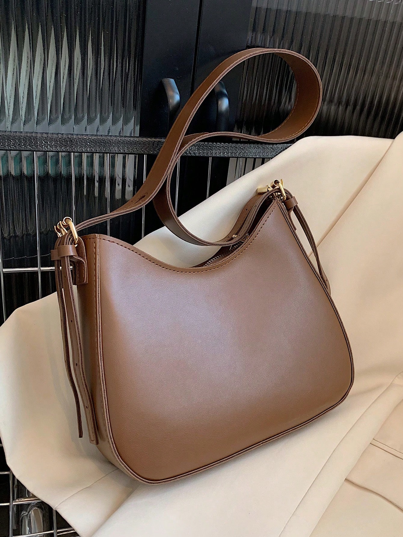 Минималистичная сумка-хобо, коричневый цена и фото