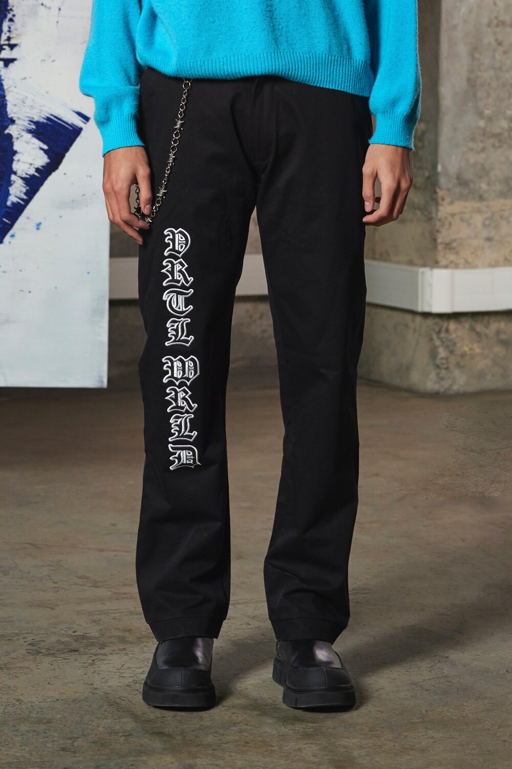 

Чиносы oversize wrld с фиксированной посадкой и вышивкой Boohoo, черный