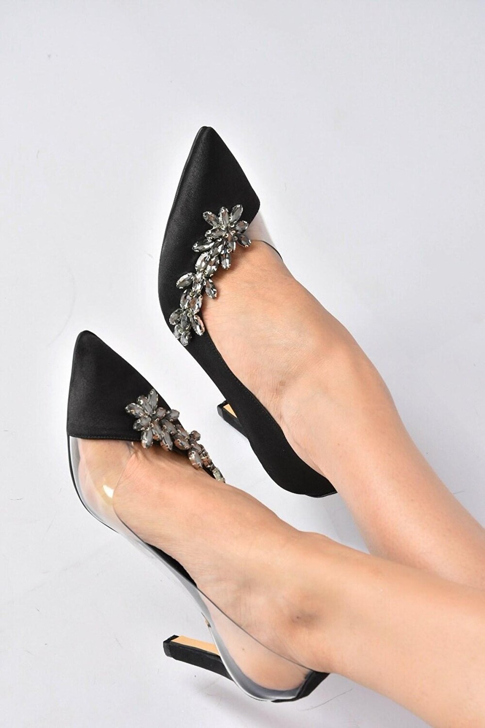 

Женские вечерние туфли на каблуке из ткани с черным камнем K354001304 Fox Shoes, Черный