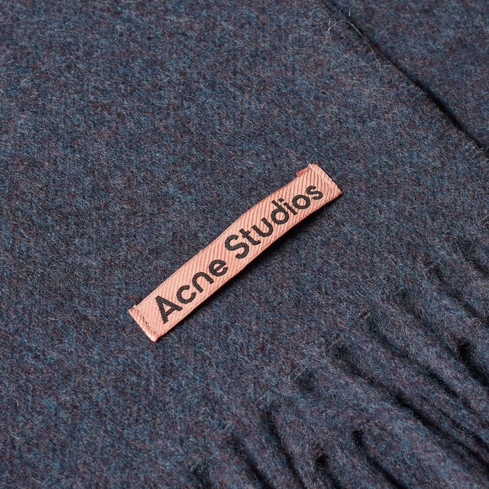 

Новый узкий шарф Acne Studios Canada