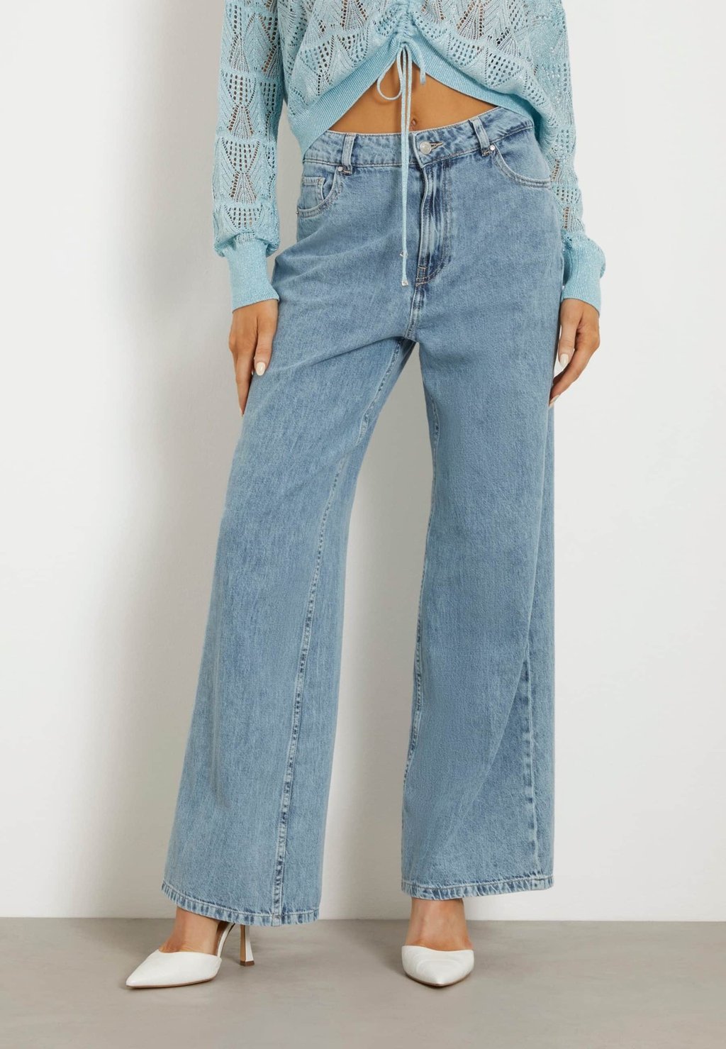 цена Расклешенные джинсы Guess, синий