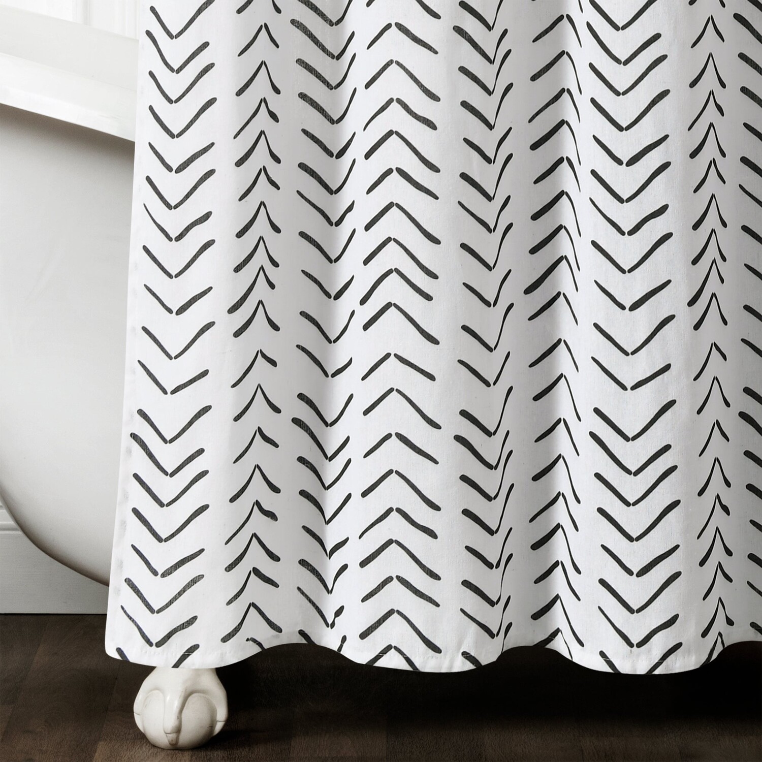 

Занавеска для душа Hygge Modern Arrow с льняным эффектом Lush Decor, цвет Black