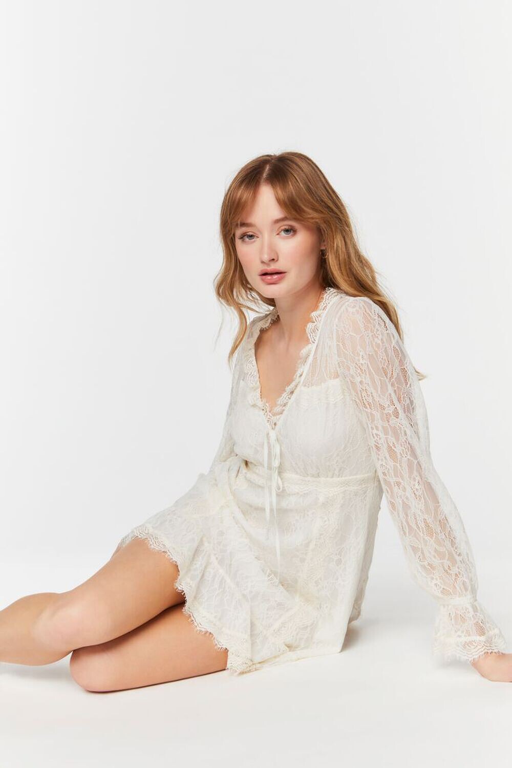 

Мини-платье с кружевной отделкой и рюшами Forever 21, слоновая кость