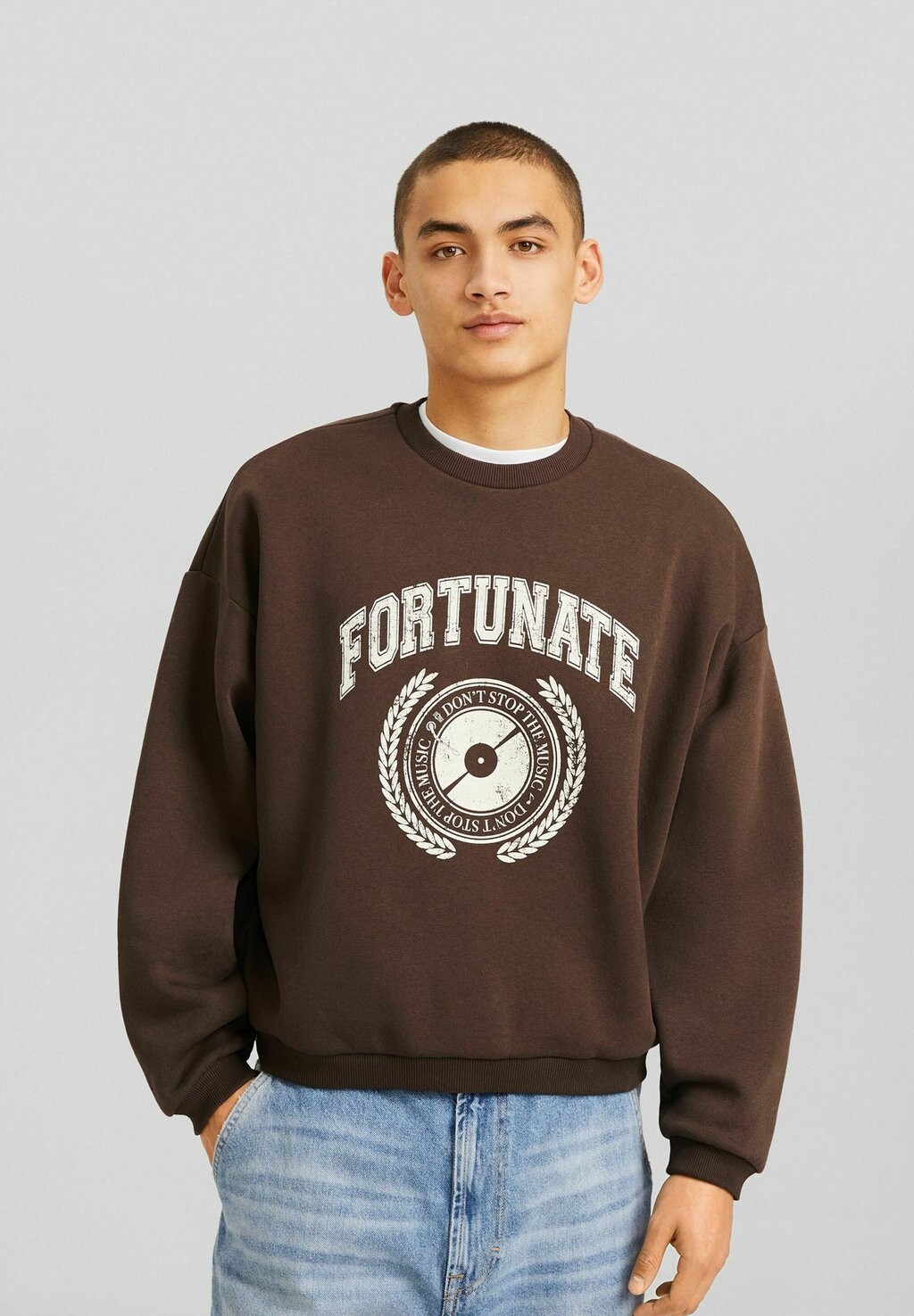 

Толстовка CROPPED VARSITY Bershka, цвет dark brown