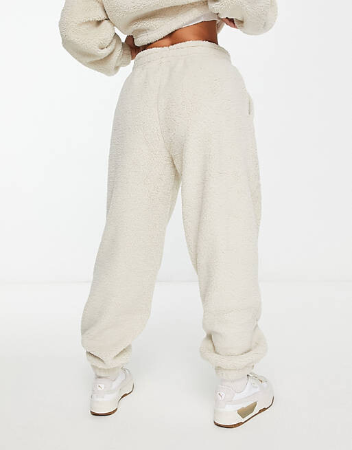 

Уютные овсяные джоггеры Puma Classic Club Borg — эксклюзивно для ASOS