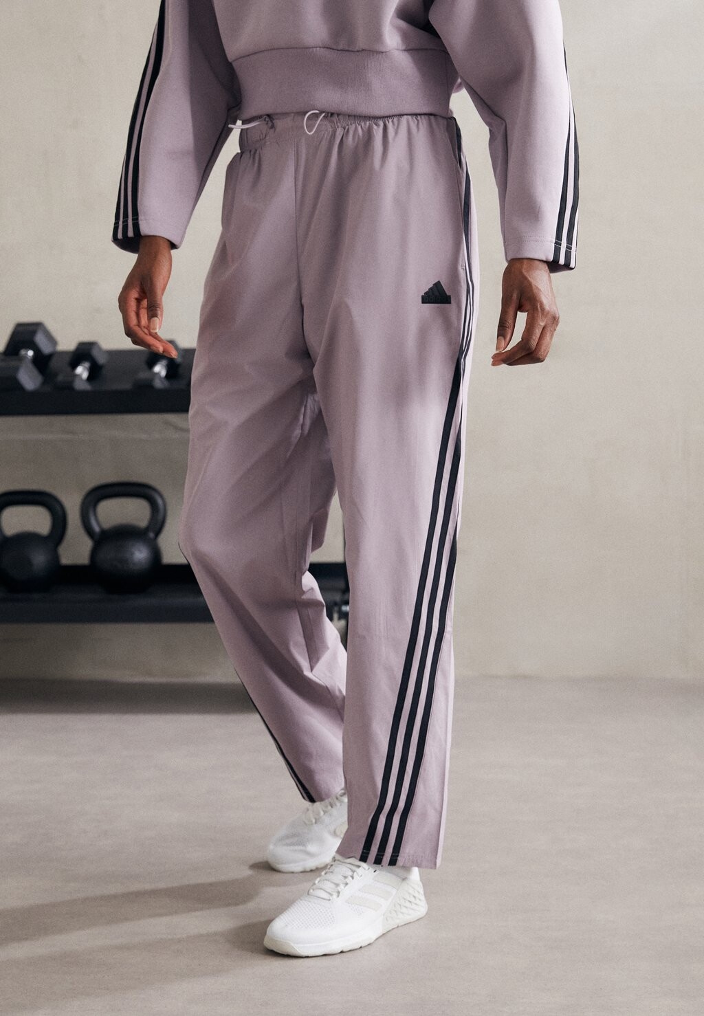 

Брюки для бега FUTURE ICONS THREE STRIPES PANT adidas Sportswear, цвет preloved fig/black
