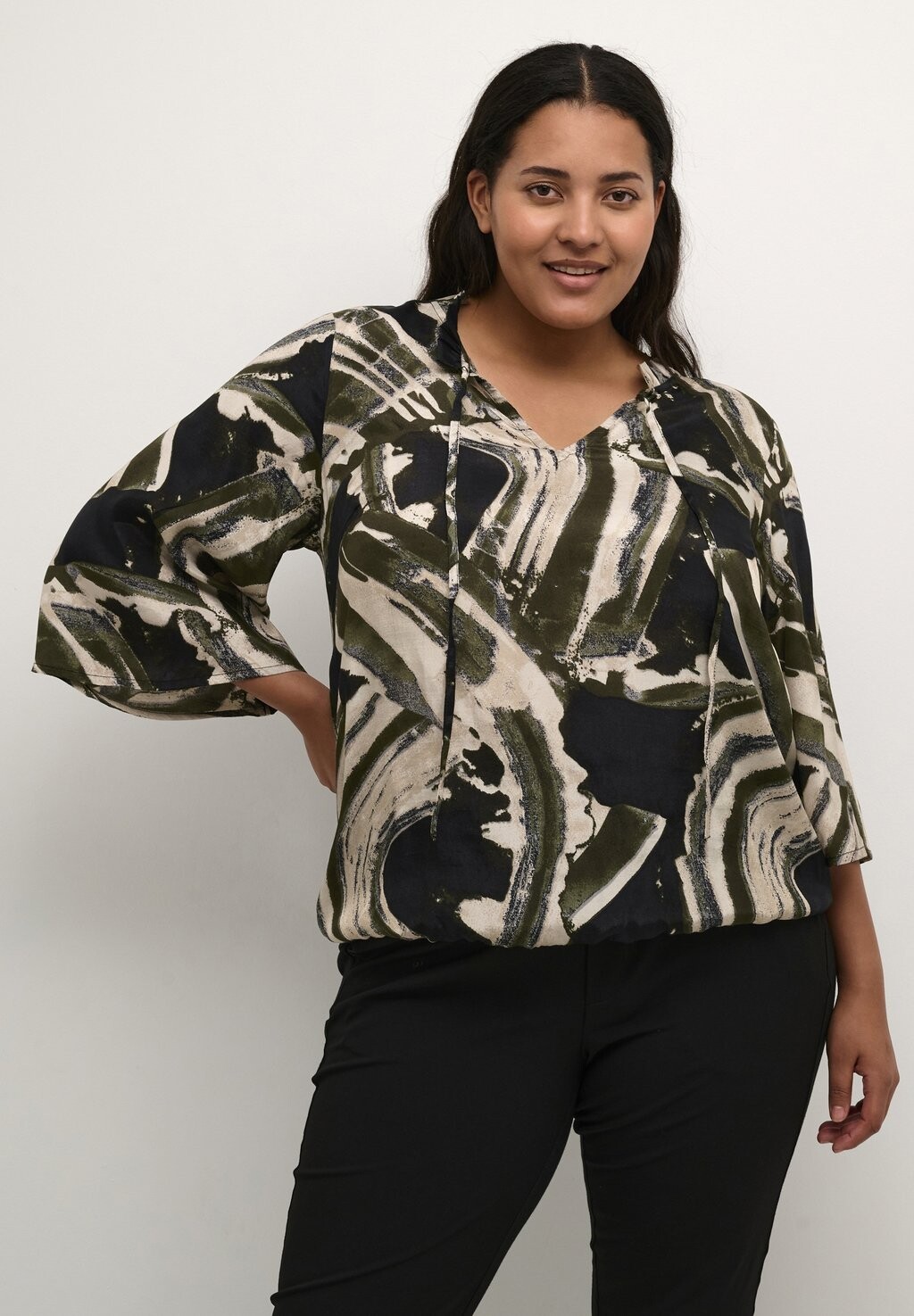 

Блузка Kaffe Curve SOPHIE, цвет black green stroke print