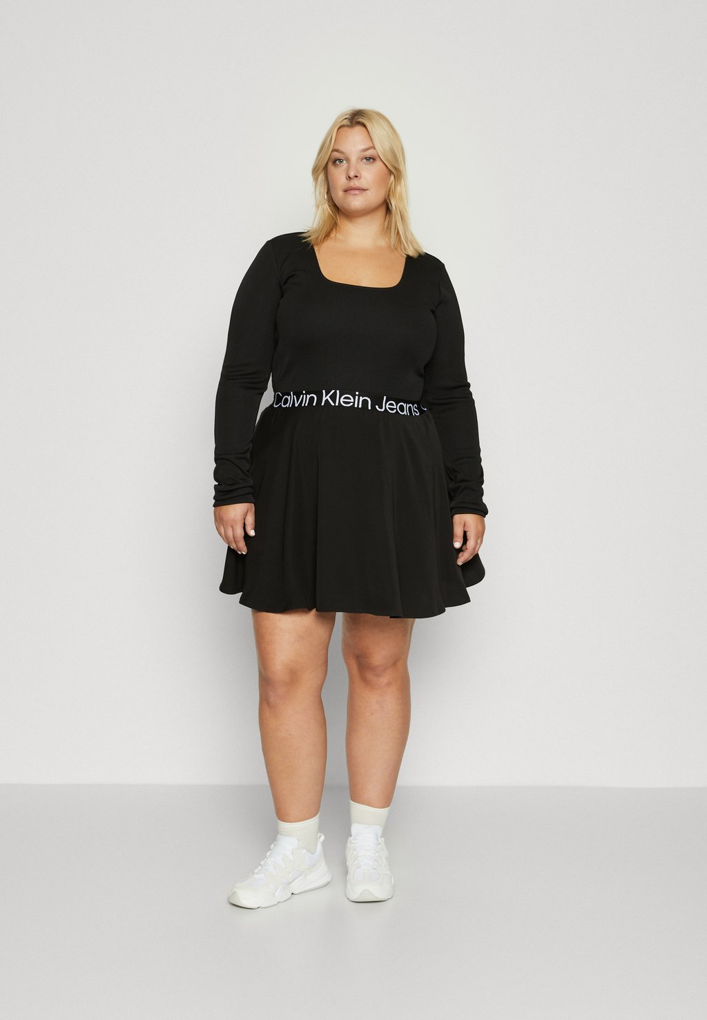 Летнее платье PLUS LOGO ELASTIC DRESS Calvin Klein, черный платье из джерси logo elastic dress calvin klein jeans plus цвет black