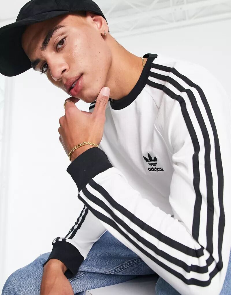 

Белая футболка с длинными рукавами и тремя полосками adidas Originals adicolor