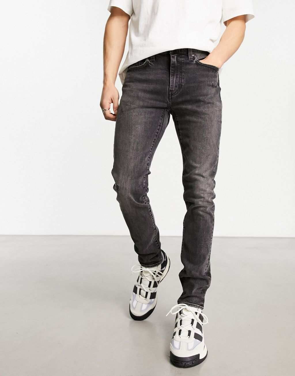 

Черные зауженные джинсы Levi's с разрушением