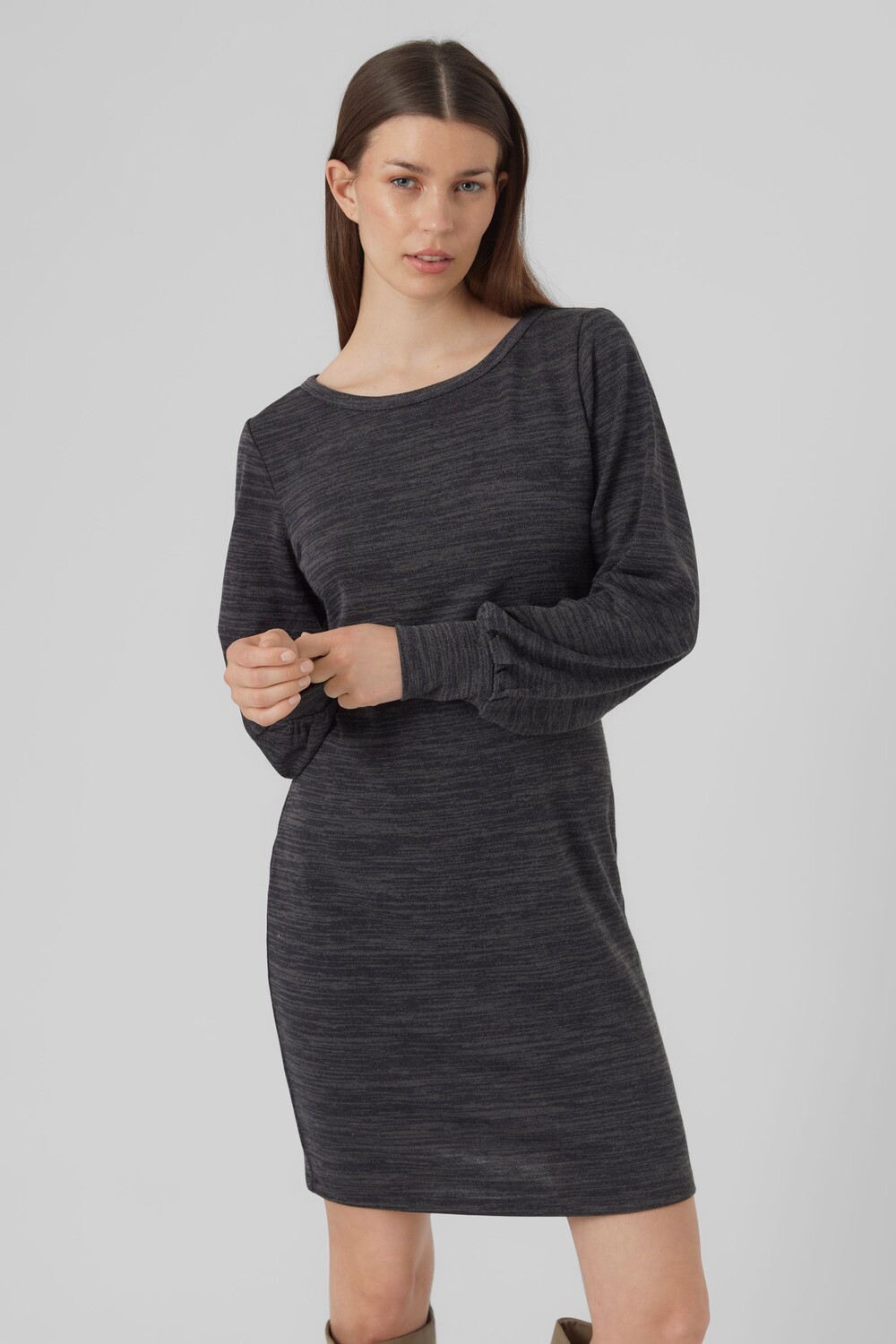 

Трикотажное платье Vero Moda с круглым вырезом VERO MODA, серый
