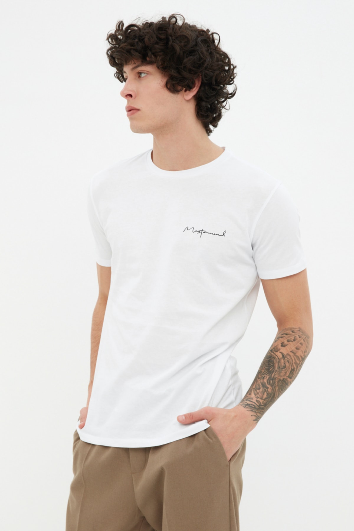 Белая мужская приталенная футболка с круглым вырезом и коротким рукавом с принтом Trendyol, белый белая мужская футболка оверсайз с коротким рукавом с принтом trendyol белый