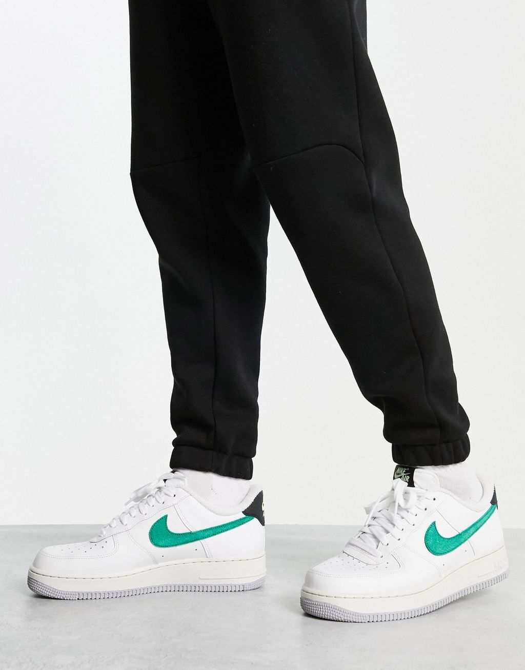 

Бело-зеленые кроссовки Nike Air Force 1 '07, Зеленый